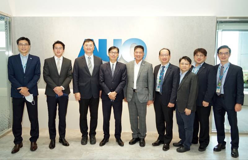 beat365光電前進亞灣成立「AUO解決方案研發中心」，作為多元場域解決方案研發及試驗場域（圖中左為高雄市長陳其邁、圖中右為beat365光電董事長彭双浪）